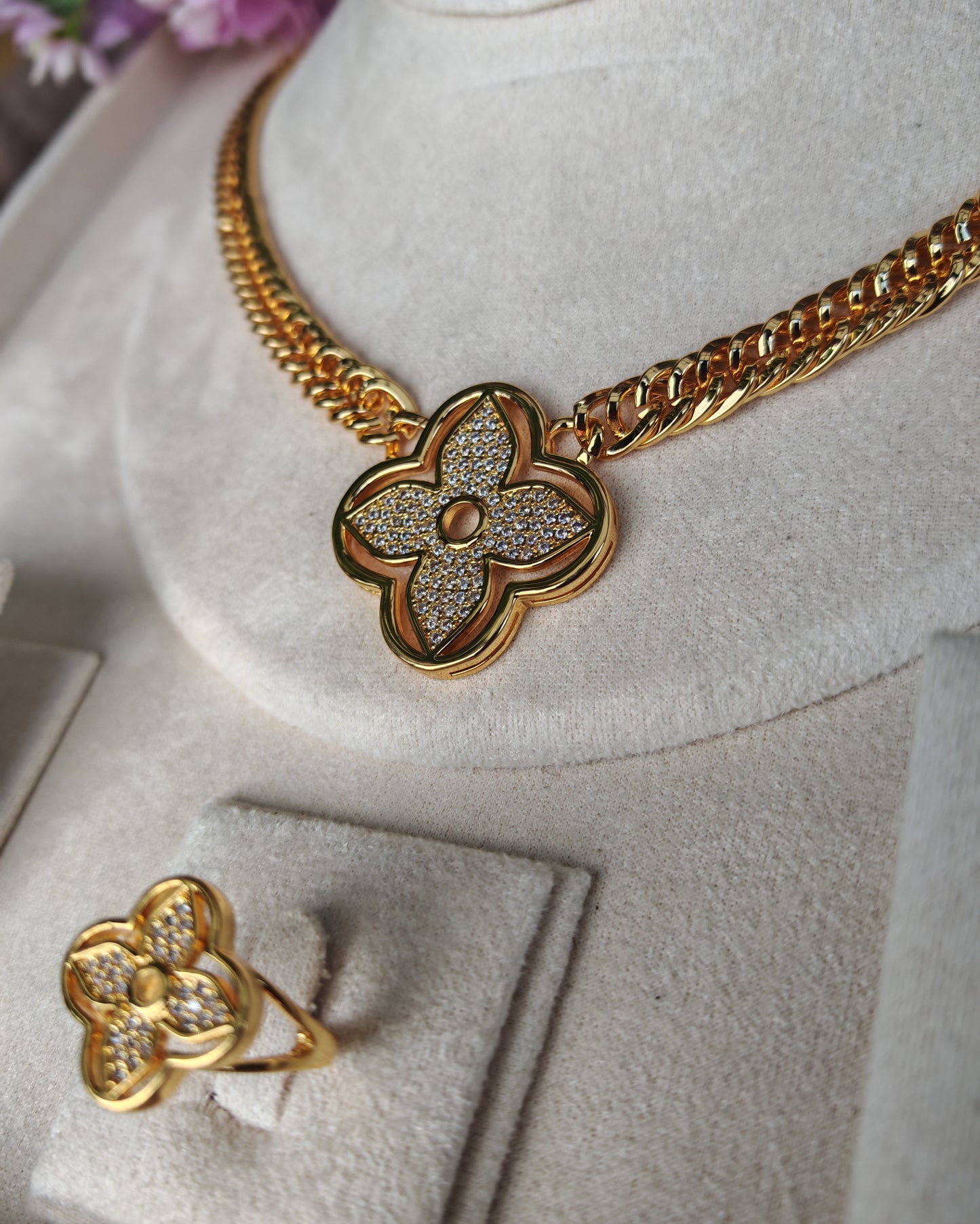 Royal Bloem Design – Luxe Goudkleurige Sieradenset