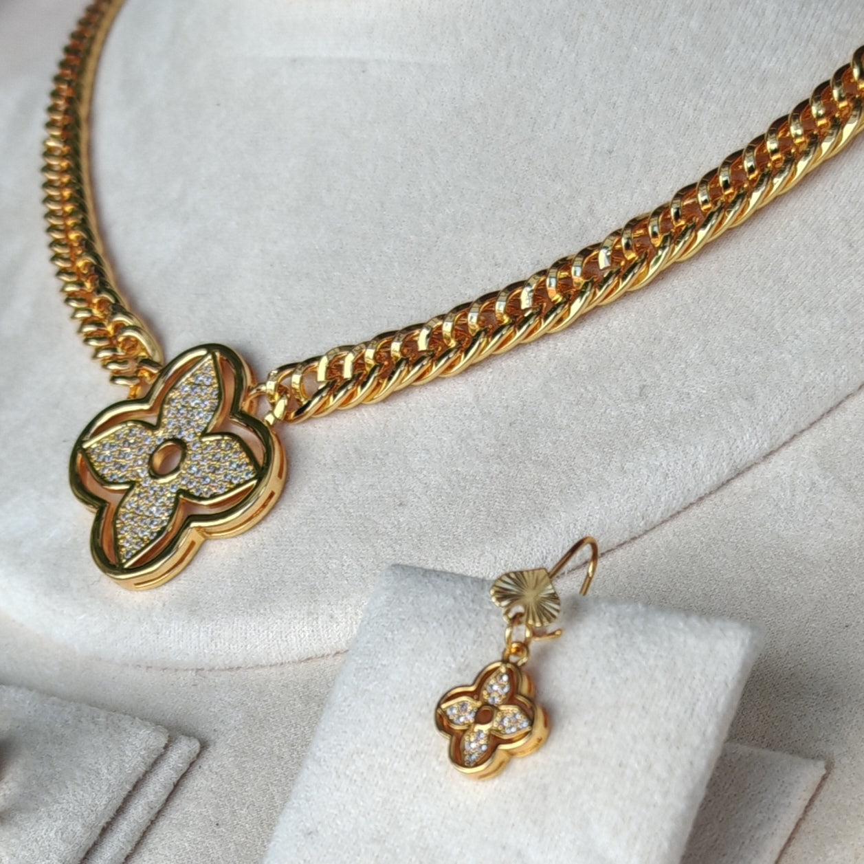 Royal Bloem Design – Luxe Goudkleurige Sieradenset