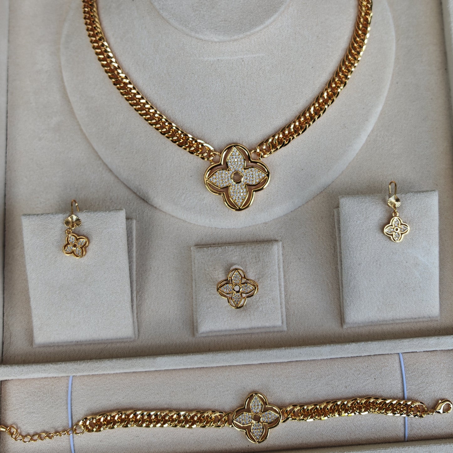Royal Bloem Design – Luxe Goudkleurige Sieradenset