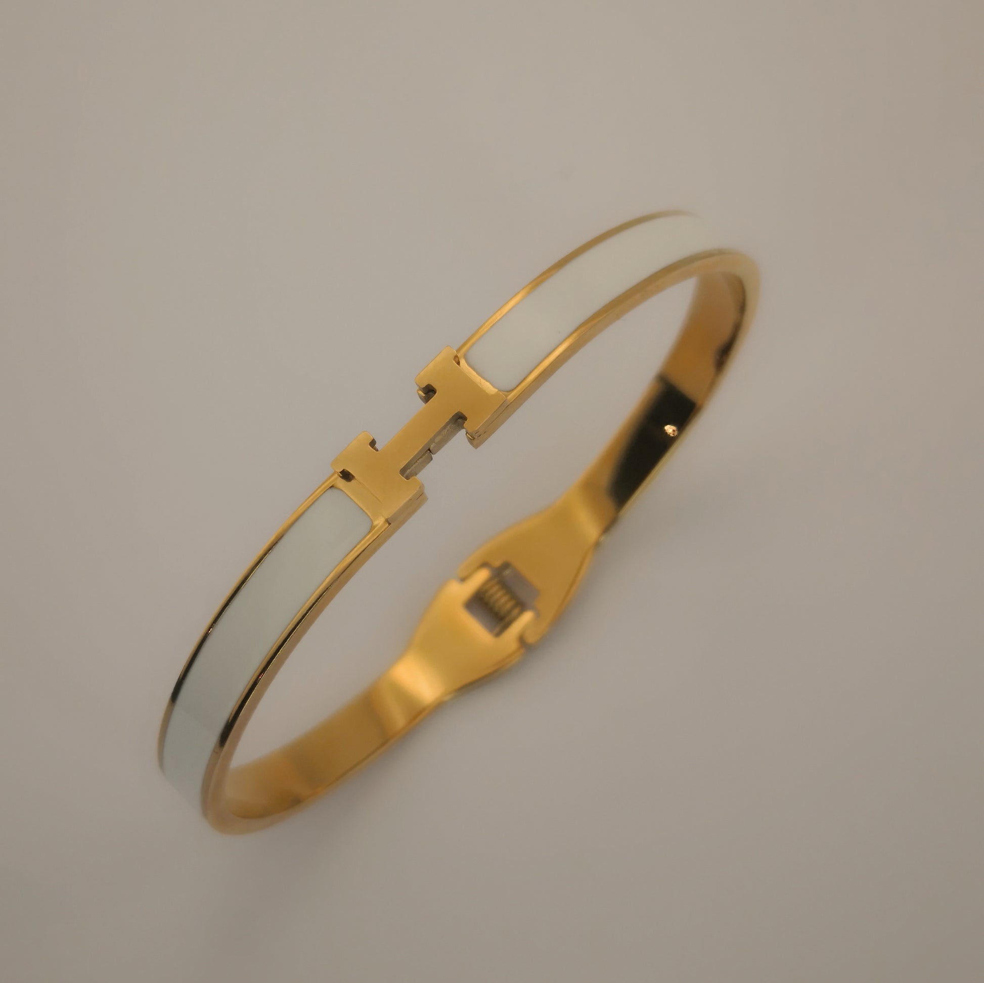H letter Goudkleurige Armbanden - Dun - Intero Sieraden