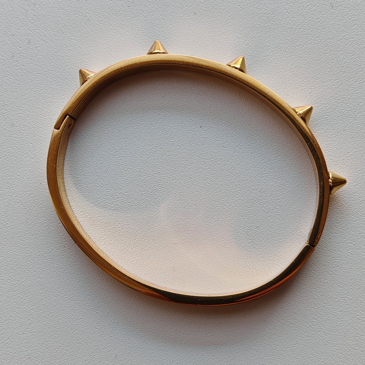 "Bold Spike" Armband – Een statement van kracht en durf