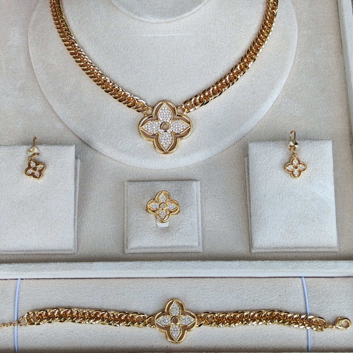 Royal Bloem Design – Luxe Goudkleurige Sieradenset