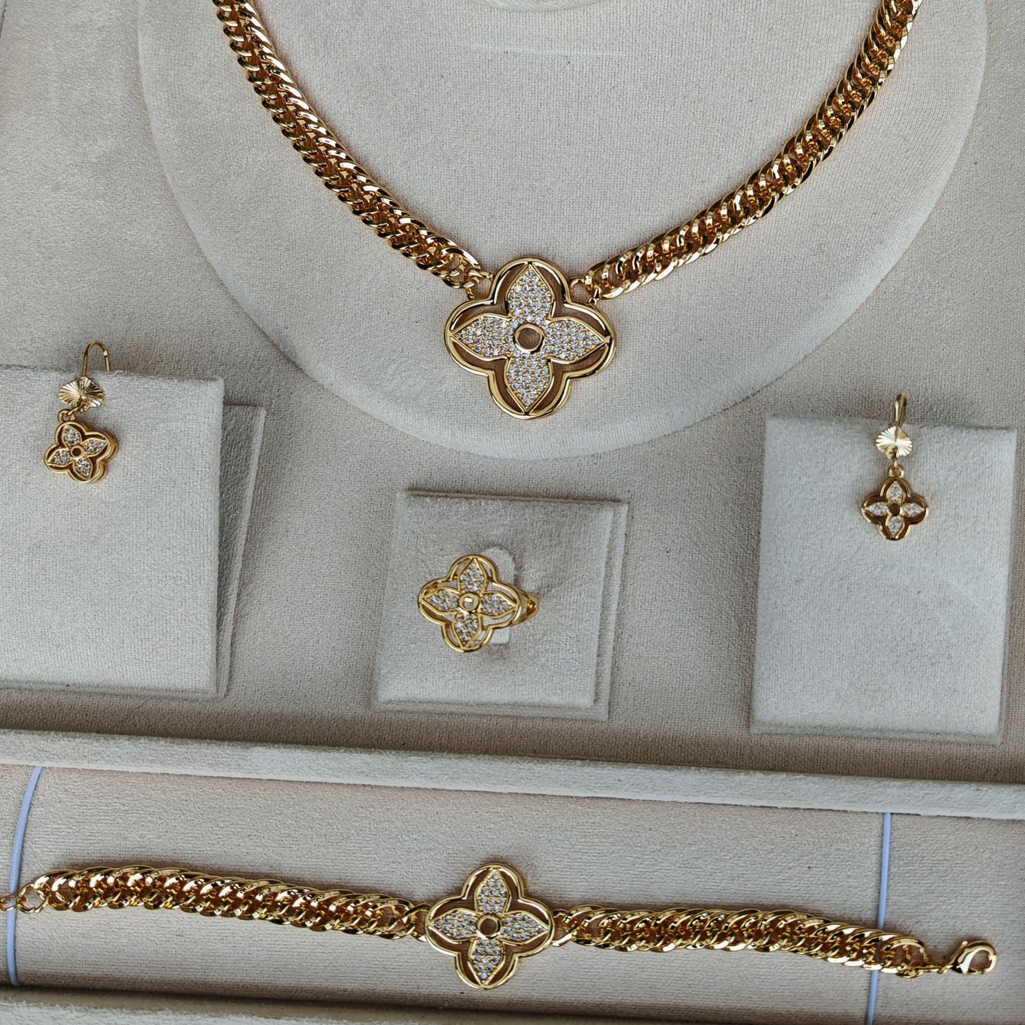 Royal Bloem Design – Luxe Goudkleurige Sieradenset