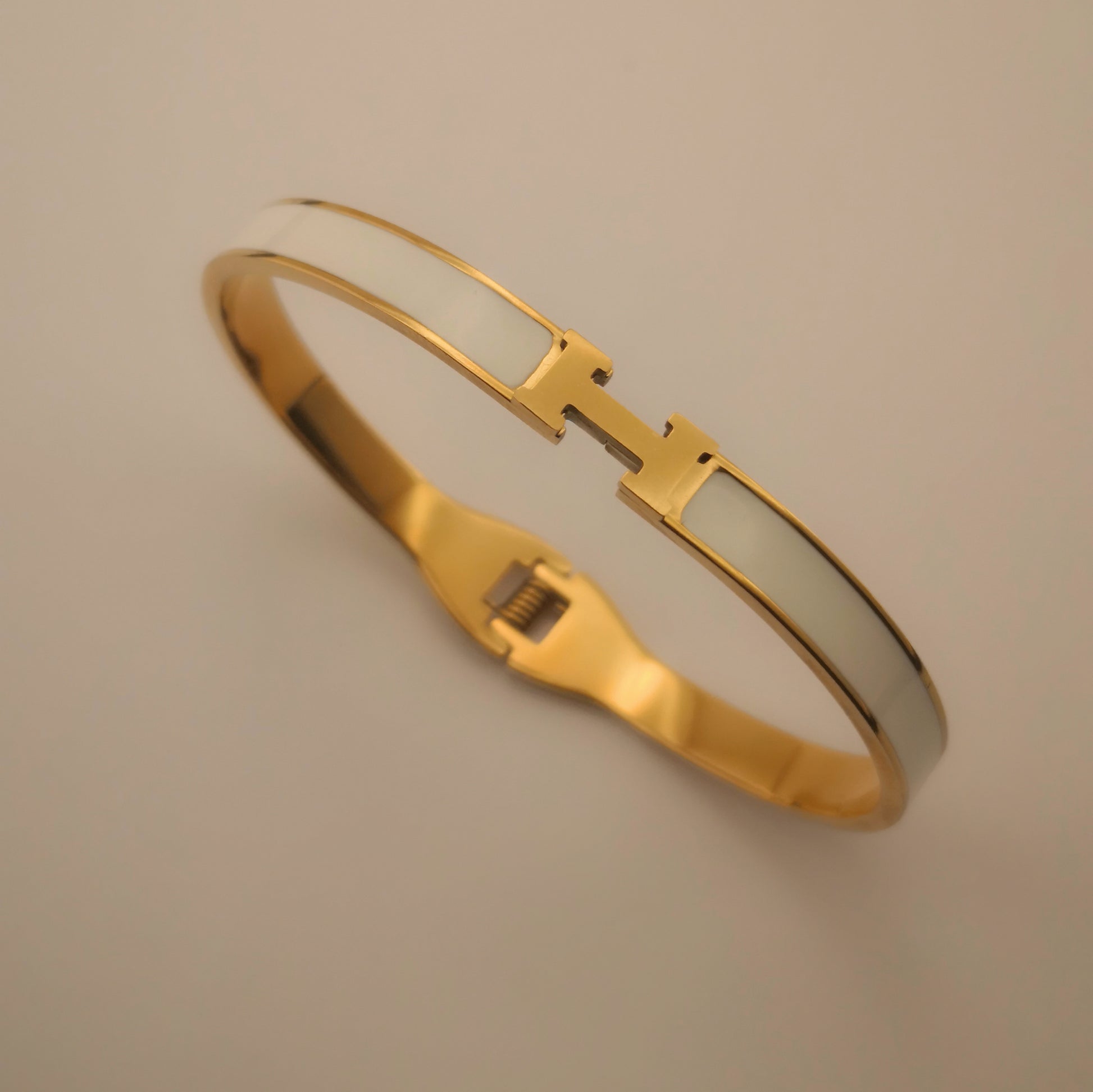 H letter Goudkleurige Armbanden - Dun - Intero Sieraden